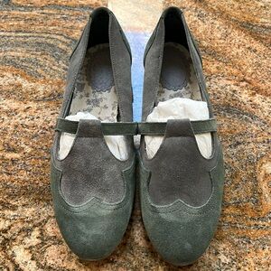 Like New Wolverine Lois Womens sz 9B flat